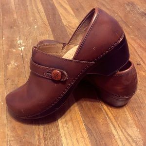 Dansko sz 40 women’s shoes - Brown